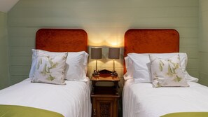 2 bedrooms, iron/ironing board, free WiFi, bed sheets - Farthingdales - sleeps 4 guests  in 2 bedrooms (Burford)