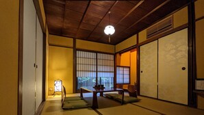 Habitació japonesa tradicional amb tatami, portes corredisses i sostre baix.
