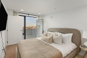 2 habitaciones, escritorio y tabla de planchar con plancha 