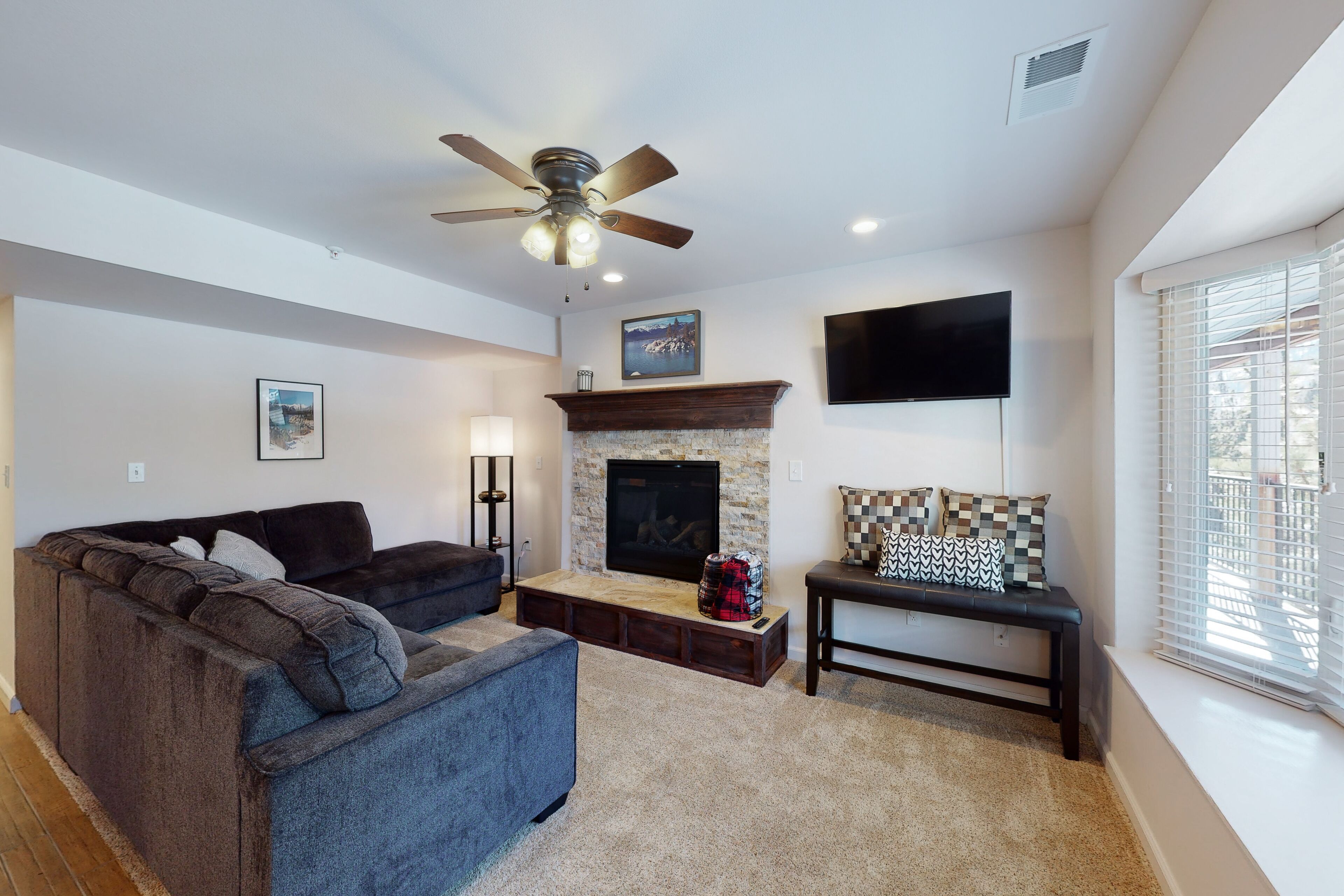 Mountain-view walk to lifts condo with pool &, hot tub, sleeps 2