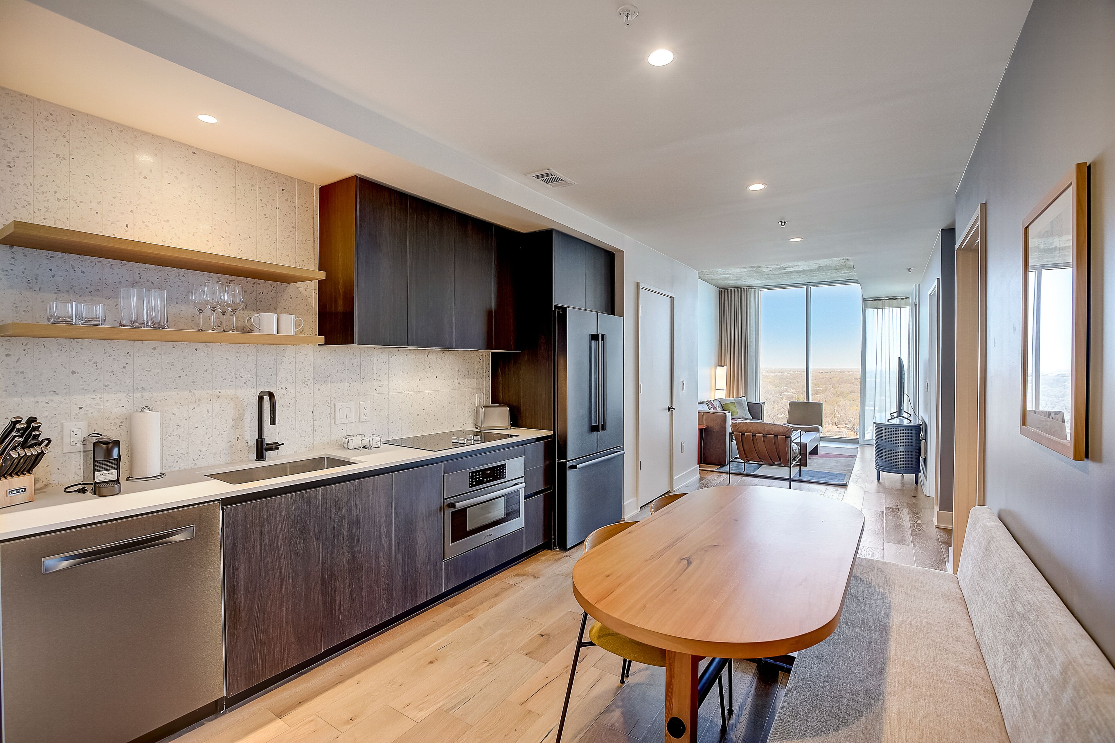 Brand new Rainey Street condo with river-view balcony - rooftop pool and gym