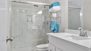 Douche, sèche-cheveux, serviettes fournies, savon