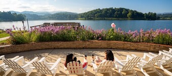 Casual Lake View Escape, Free WiFi, & a Full Kitchen