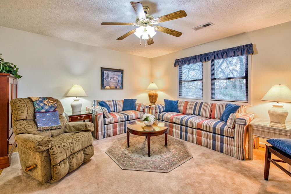 Lower-level lake retreat with mountain views, pool, central AC, deck, grill