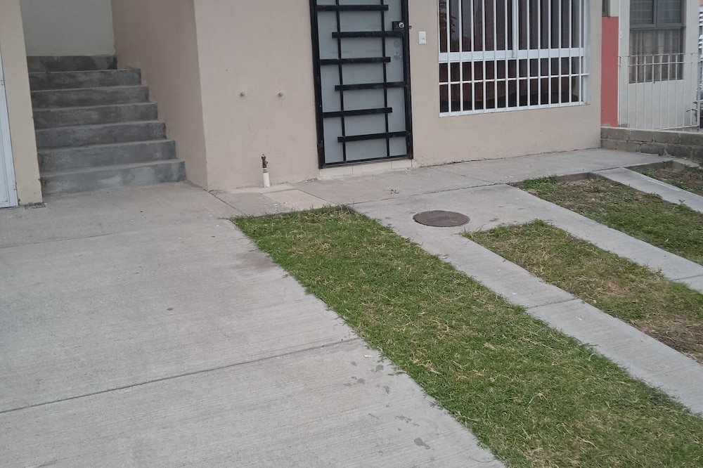 House located 10 min from the airport