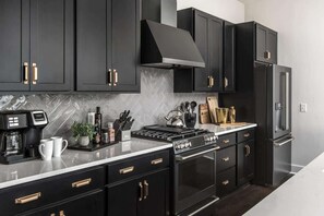 Refrigerador, microondas, horno y parrilla de estufa