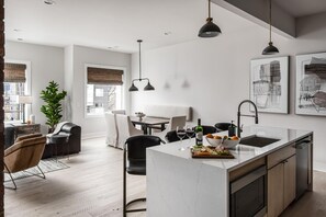 Dining - Urban Row - Rooftop Hot Tub - Heart of Gulch (Nashville)