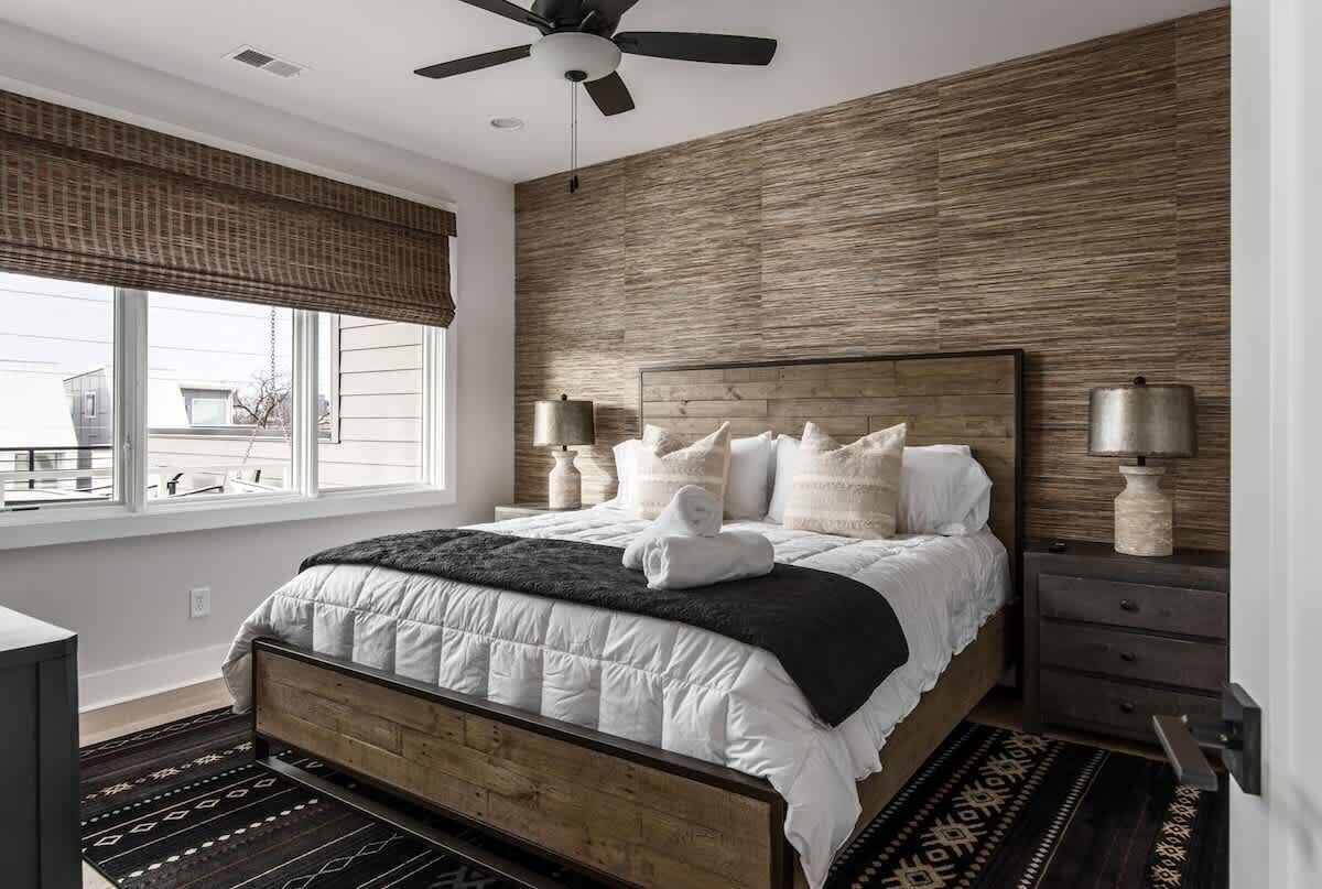 4 habitaciones, escritorio y tabla de planchar con plancha 