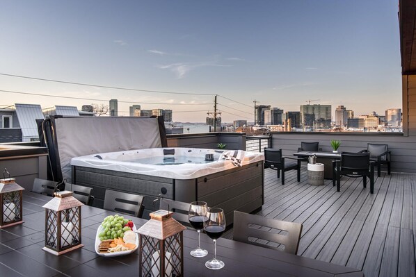Outdoor dining - Urban Row - Rooftop Hot Tub - Heart of Gulch (Nashville)
