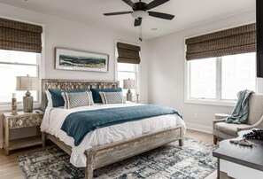 4 soverom, skrivebord, strykejern/-brett og reiseseng for barn