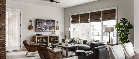 Smart TV, chimenea, oficina, impresora