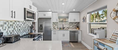 Réfrigérateur, micro-ondes, four, plaque de cuisson