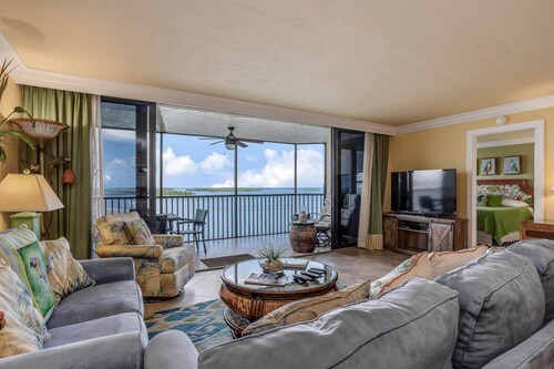 Bayfront escape with beach access, and panoramic coastal views