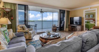 Bayfront escape with beach access, and panoramic coastal views