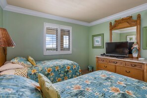 2 bedrooms, desk, iron/ironing board, internet