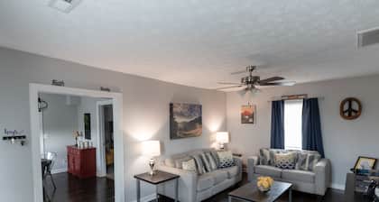 Hilltop Hideout — A Peaceful Retreat in the Foothills of the Smoky Mountains