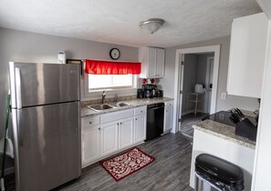 Fridge, microwave, oven, stovetop - Hilltop Hideout — A Peaceful Retreat in the Foothills of the Smoky Mountains (Maryville)