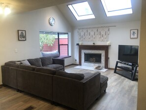 TV connectée, cheminée, jeux vidéo, livres