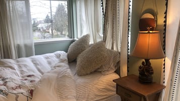 4 bedrooms, desk, iron/ironing board, travel crib