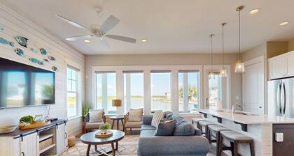 Luxury corner condo with central AC and pool & firepit access