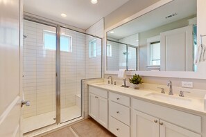 Hair dryer, towels - Luxury corner condo with central AC and pool & firepit access (Rockport)