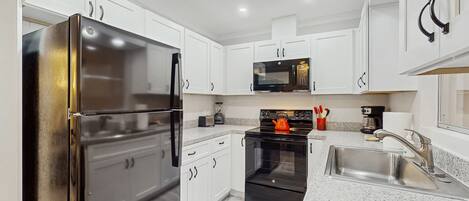 雪櫃、微波爐、焗爐、爐具