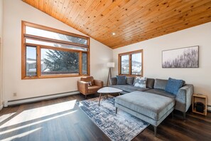 Smart TV, books - Near Town/Resort/Bus Stop-Spacious TH w/Mtn Views in Quiet Neighborhood-Garage-Grill-Deck-W/D-DogsOK (Steamboat Springs)