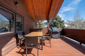Outdoor dining - Near Town/Resort/Bus Stop-Spacious TH w/Mtn Views in Quiet Neighborhood-Garage-Grill-Deck-W/D-DogsOK (Steamboat Springs)
