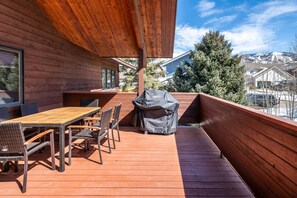 Outdoor dining - Near Town/Resort/Bus Stop-Spacious TH w/Mtn Views in Quiet Neighborhood-Garage-Grill-Deck-W/D-DogsOK (Steamboat Springs)