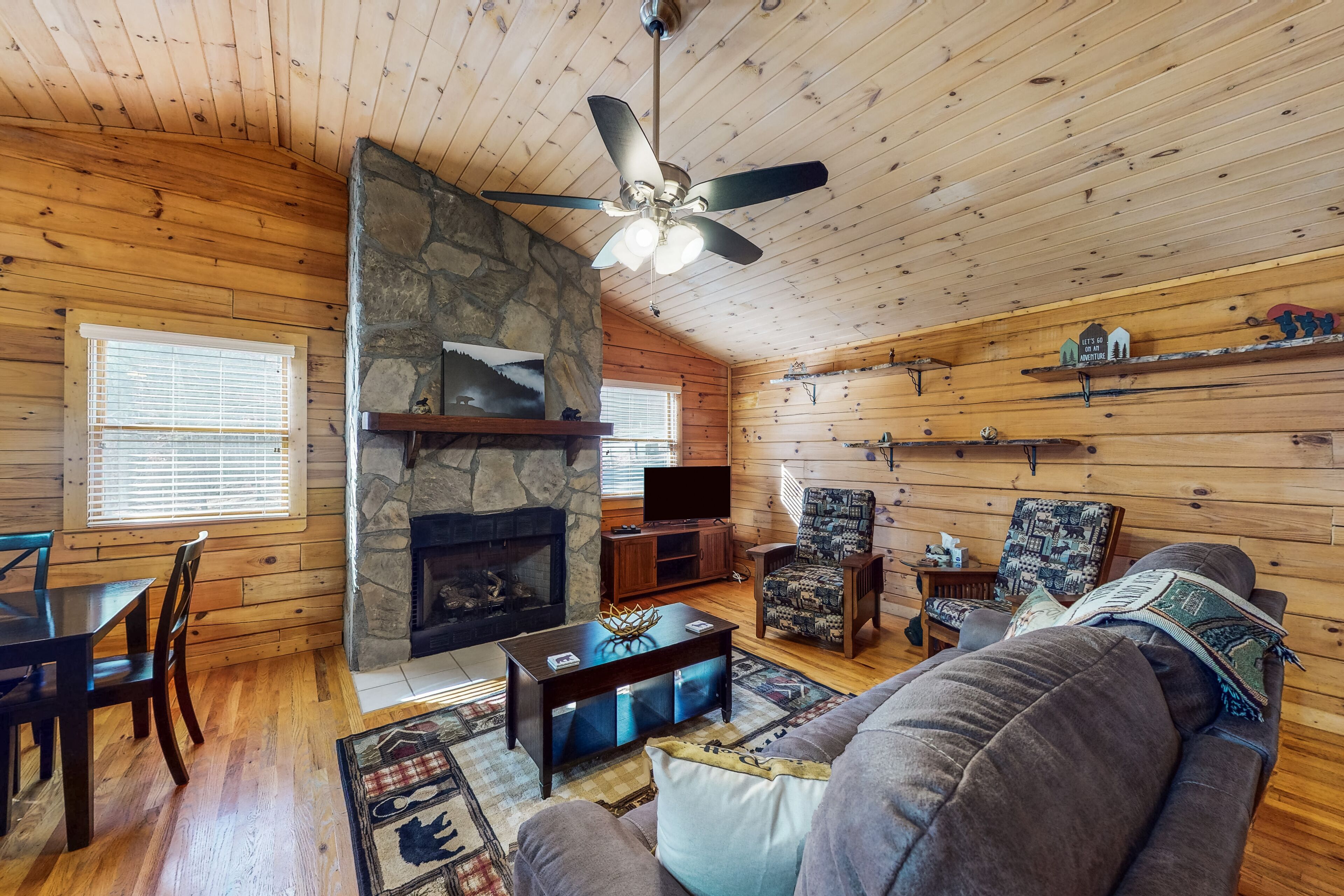 mountain cabin with deck, sunroom, grill, fireplace, arcade, & wifi - dogs ok