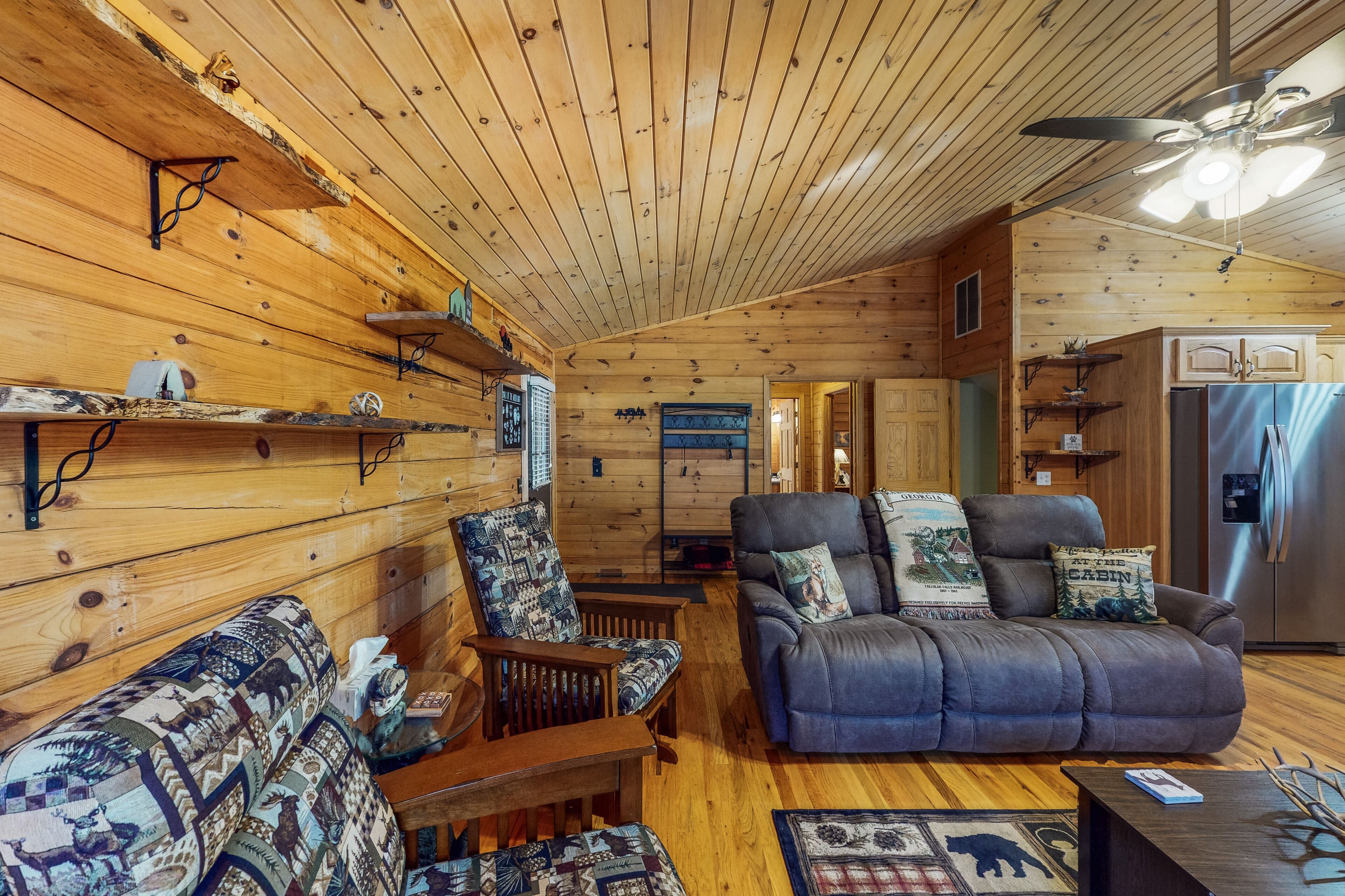 mountain cabin with deck, sunroom, grill, fireplace, arcade, & wifi - dogs ok