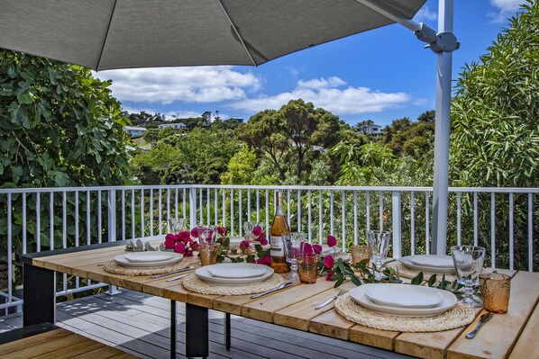Outdoor dining - Taranui Escape - Mangawhai Heads Holiday Home (Mangawhai Heads)