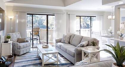 Best Location-Shipyard, Walk to Beach, Updated, Private Deck, Pool, Golf & Tennis, Guest Favorite