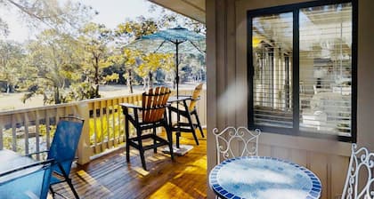 Best Location-Shipyard, Walk to Beach, Updated, Private Deck, Pool, Golf & Tennis, Guest Favorite