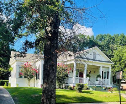 Historic home near Military Base/Colleges & 10 min to LA Boardwalk/sleeps 16-18.