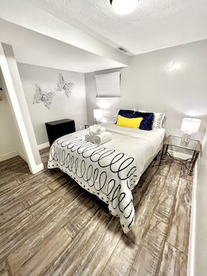 5 bedrooms, iron/ironing board, WiFi, bed sheets - Brand New Cozy Retreat/ 5 Bedroom / 4 Bathroom/perfect location! (Midvale)