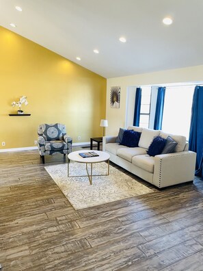 TV - Brand New Cozy Retreat/ 5 Bedroom / 4 Bathroom/perfect location! (Midvale)