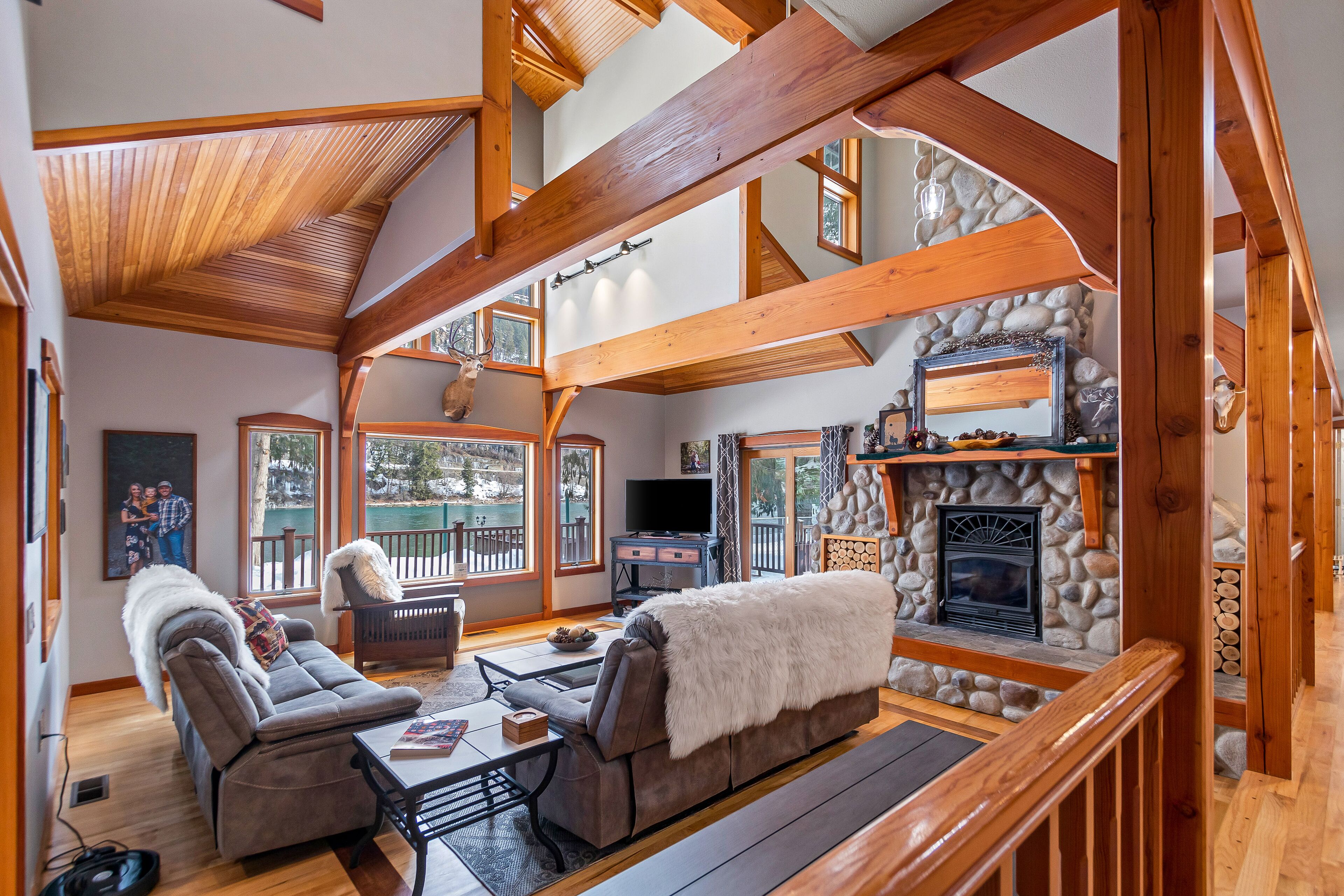 Televisio, videopelejä, DVD-soitin, kirjoja