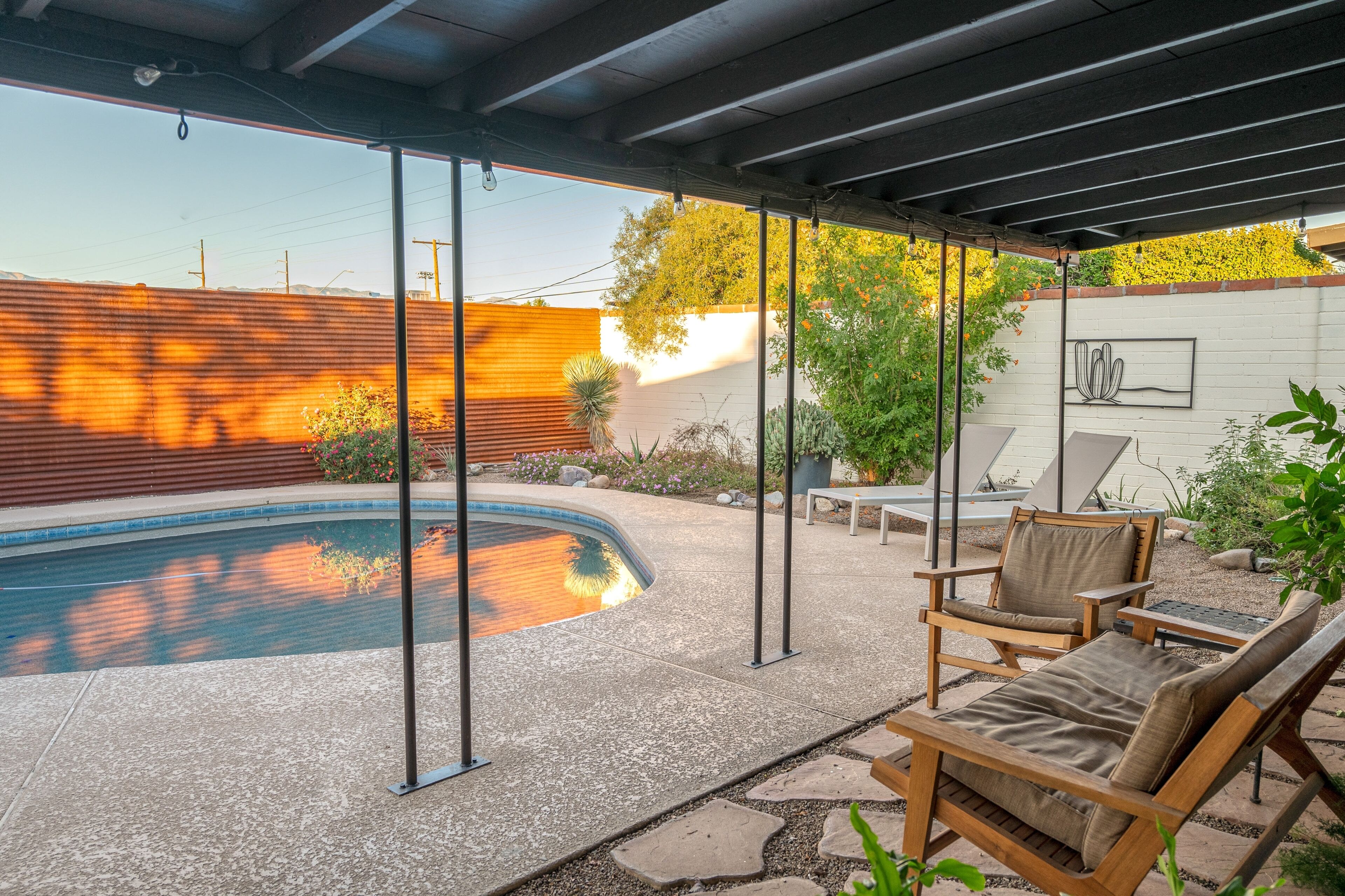 Snowbird-friendly desert oasis with private pool, shady patio & 2 WFH offices