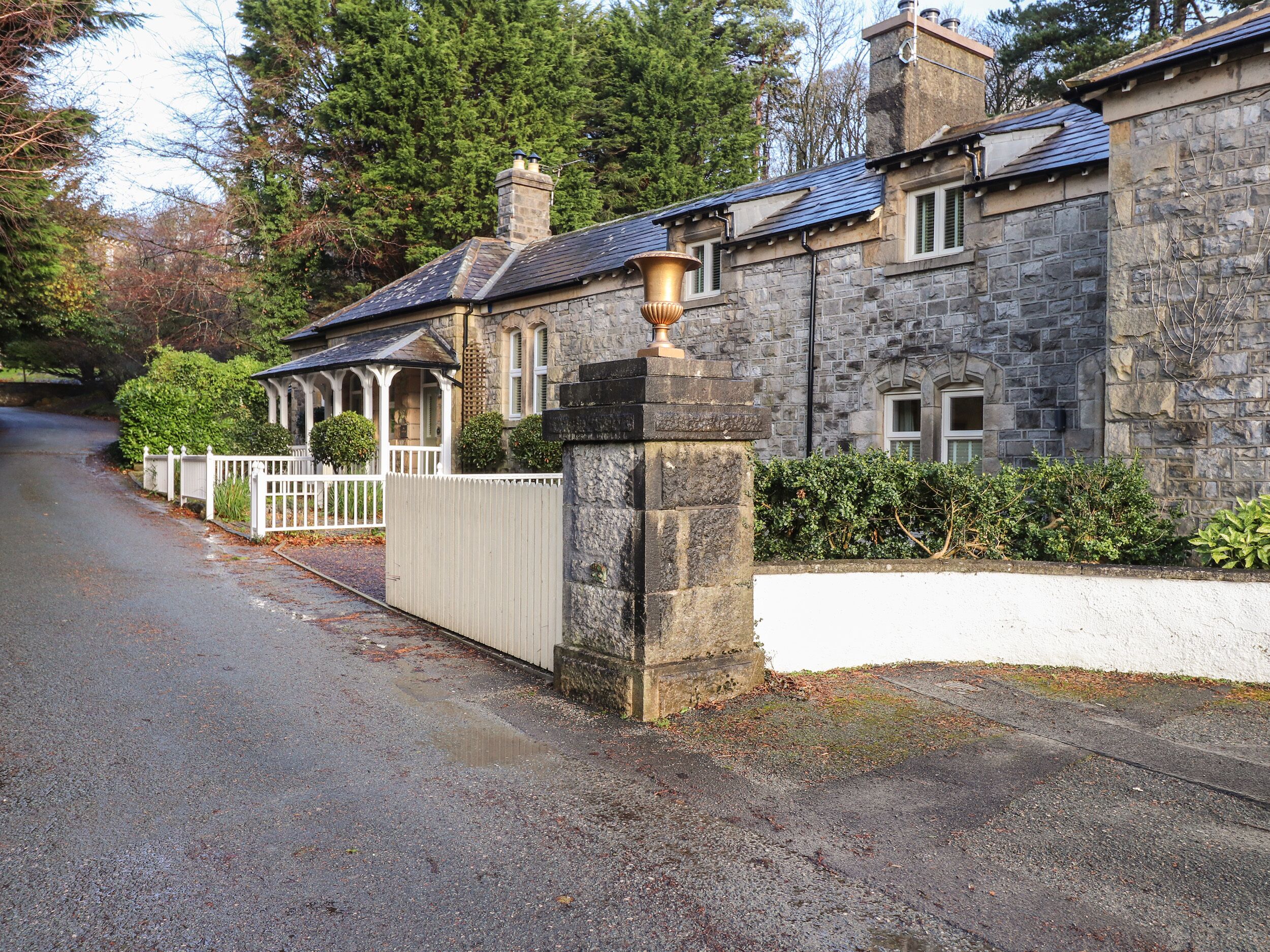 1 THE STABLES, character holiday cottage in Grange-Over-Sands