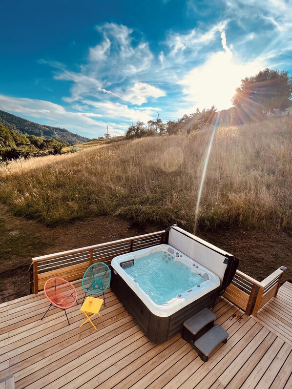 Outdoor spa tub