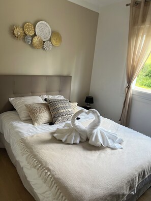 4 bedrooms, desk, iron/ironing board, travel cot