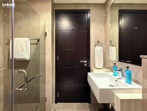 Deluxe Studio | Bathroom | Shower, free toiletries, hair dryer, towels