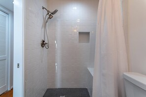 Dusche, Haartrockner, Shampoo