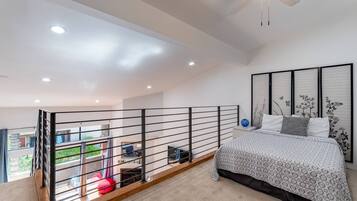 2 bedrooms, desk, iron/ironing board, WiFi