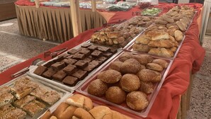 Una barra de buffet amb diferents pa i dolços.