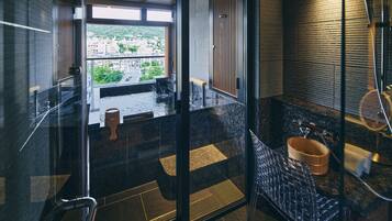Separate bathtub and shower, spring water bathtub, free toiletries