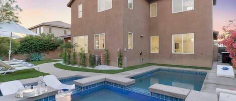 Una piscina al aire libre, una piscina climatizada