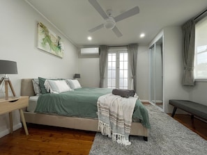 3 chambres, coffre-fort, bureau, fer et planche à repasser