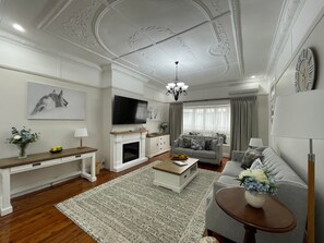 TV connectée, cheminée, jeux vidéo